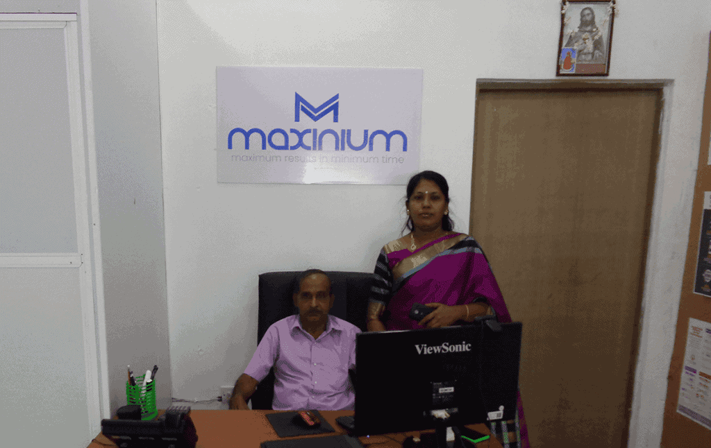 Maxinium அலுவலகத்தில் அமர்ந்திருக்கும் Anthony சகோதரர்களின் பெற்றோர்.